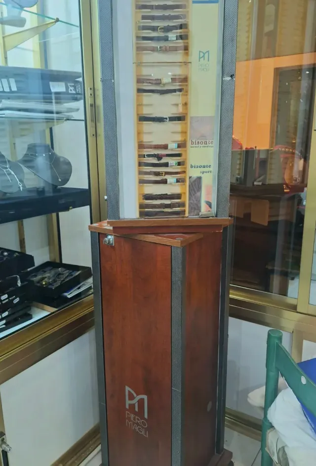 Expositor Piero Magli correas relojes