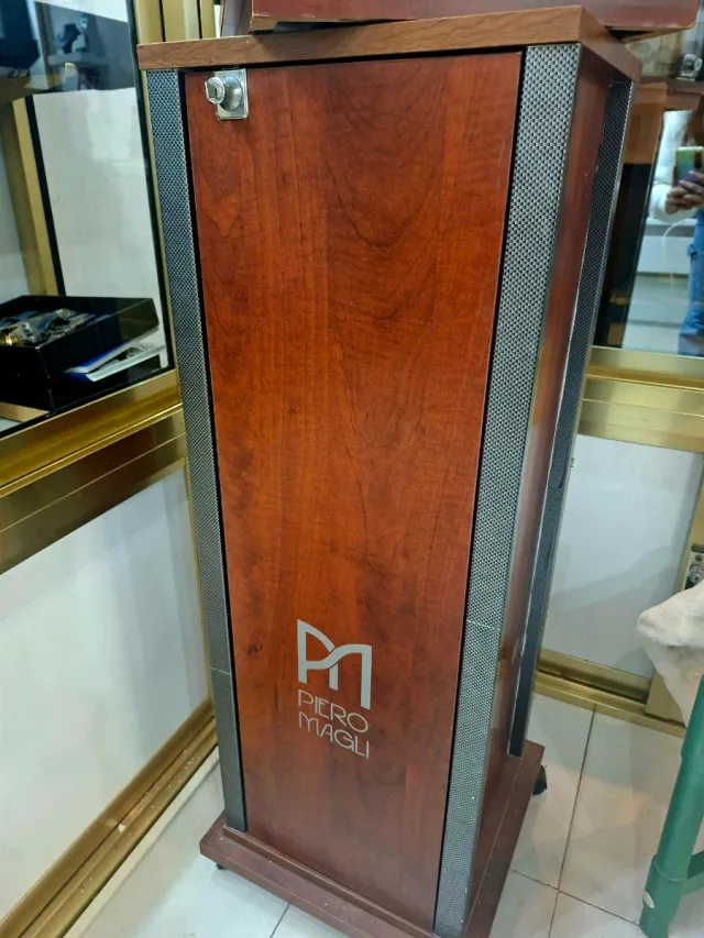 Expositor Piero Magli correas relojes