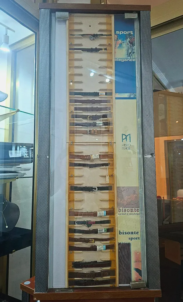 Expositor Piero Magli correas relojes