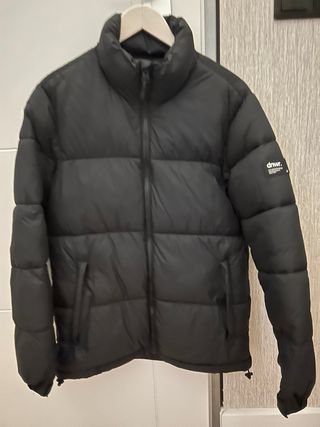 Abrigo negro acolchado