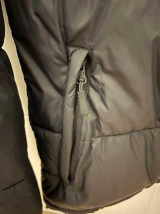 Abrigo negro acolchado