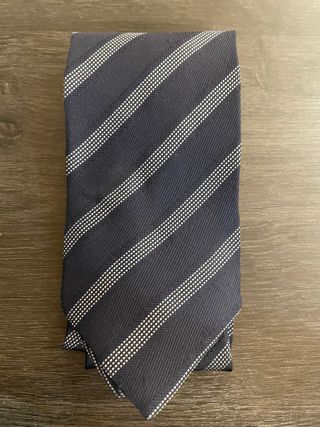 Corbata azul marino con rayas blancas