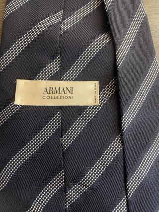 Corbata azul marino con rayas blancas