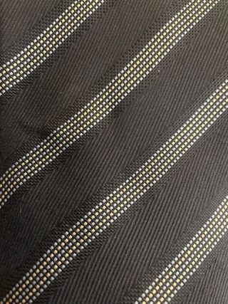 Corbata azul marino con rayas blancas