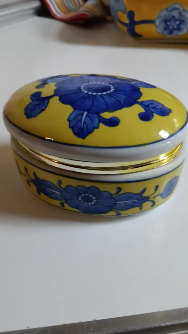 Caja y bombonera decoradas con flores