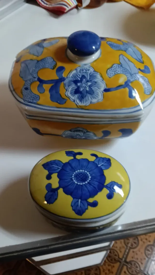 Caja y bombonera decoradas con flores