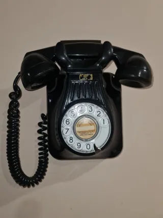 Teléfono antiguo de pared negro