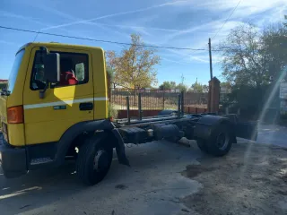 Nissan Atleon 12.210 ADR Camion en Chasis