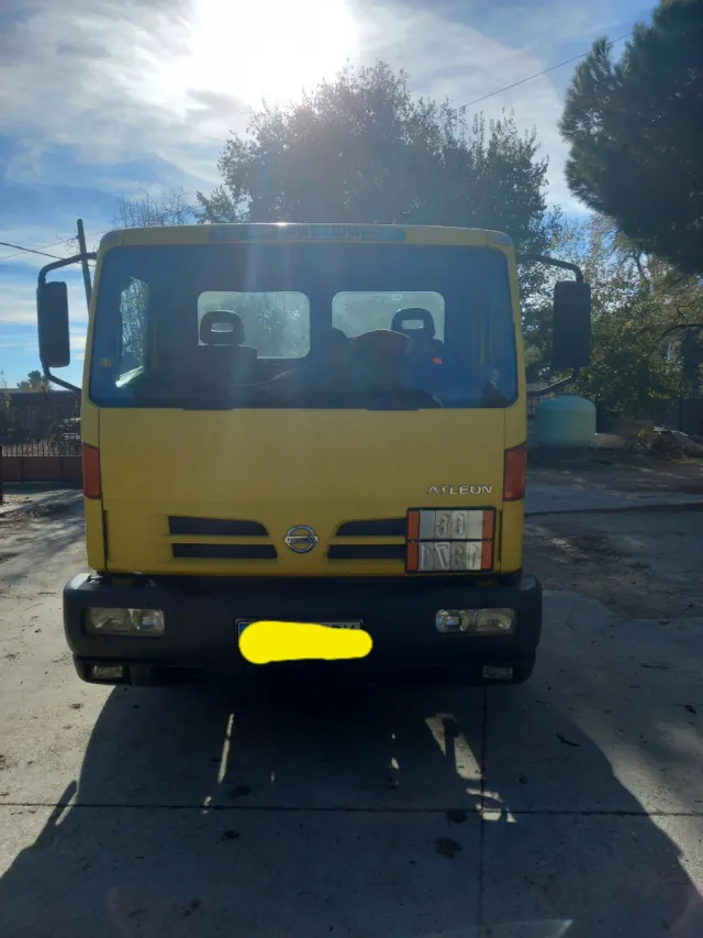 Nissan Atleon 12.210 ADR Camion en Chasis