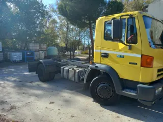 Nissan Atleon 12.210 ADR Camion en Chasis