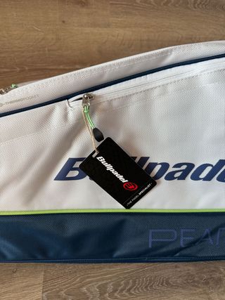 Paletero Bullpadel Pearl Amplio y Espacioso