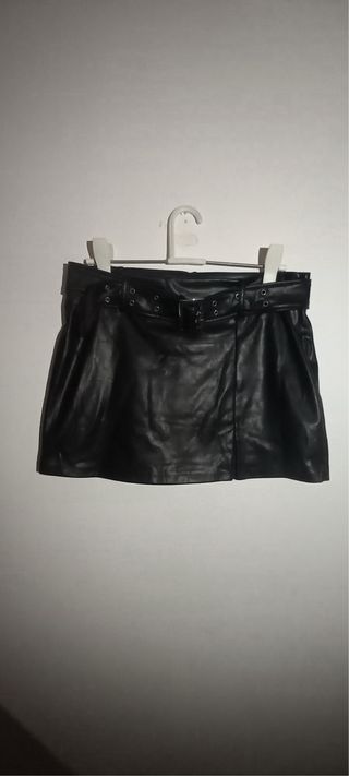 Falda negra con cinturón