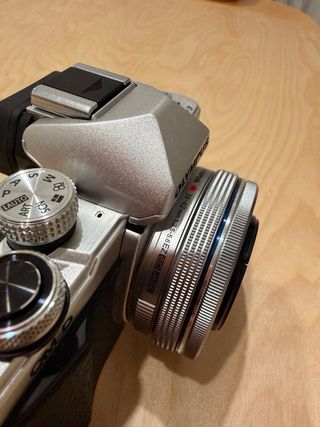 Olympus E-M10 II Plata