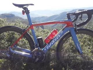 Bicicleta carretera Wilier cento 1 sr azul y roja