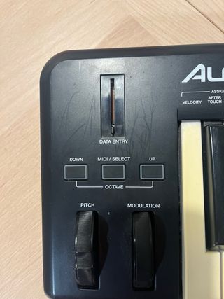 Teclado Controlador MIDI Alesis Q25