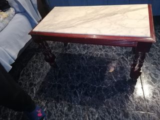 Mesa de mármol y madera con ruedas