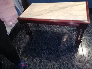 Mesa de mármol y madera con ruedas