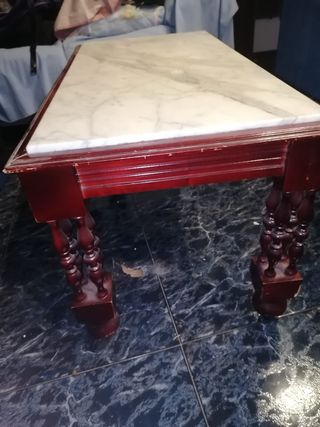 Mesa de mármol y madera con ruedas