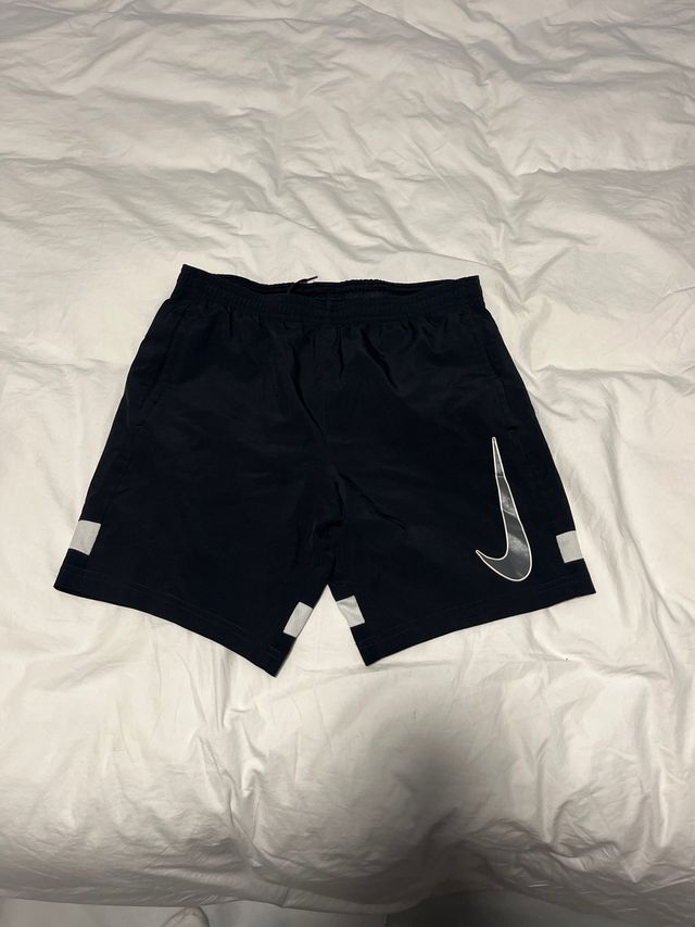 Pantalón corto Nike negro y blanco