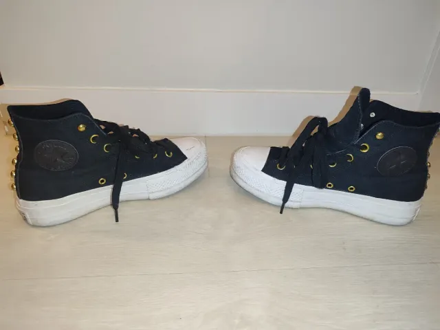 Converse nere con borchie dorate