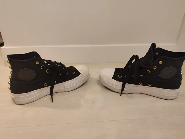 Converse nere con borchie dorate
