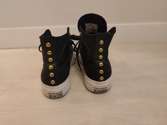Converse nere con borchie dorate