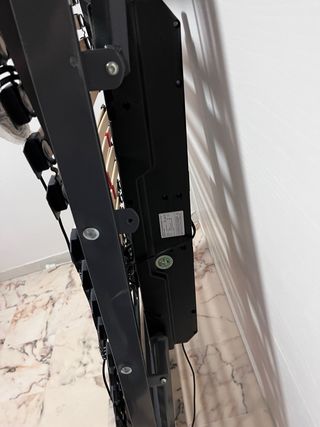 Cama individual ortopédica con colchón.