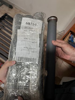 Cama individual ortopédica con colchón.