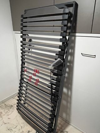 Cama individual ortopédica con colchón.