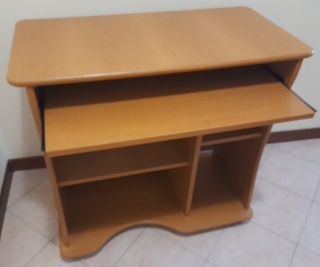 Scrivania PC con tastiera e ripiani