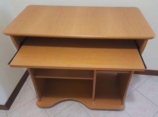 Scrivania PC con tastiera e ripiani