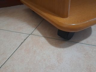 Scrivania PC con tastiera e ripiani