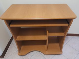 Scrivania PC con tastiera e ripiani