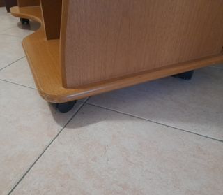 Scrivania PC con tastiera e ripiani