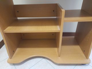 Scrivania PC con tastiera e ripiani