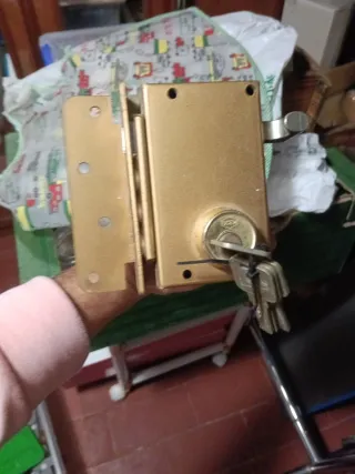 Cerradura dorada para puerta de entrada
