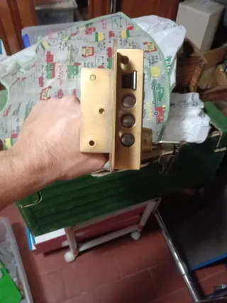 Cerradura dorada para puerta de entrada