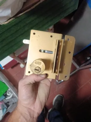 Cerradura dorada para puerta de entrada