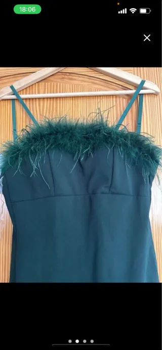 Vestido verde con plumas