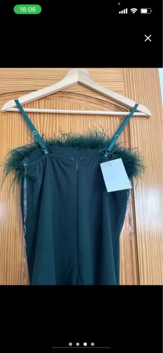 Vestido verde con plumas