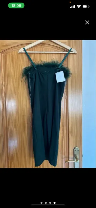 Vestido verde con plumas