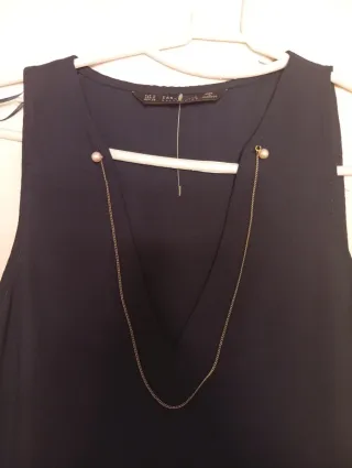 Top Zara azul oscuro cadena perlas Talla M