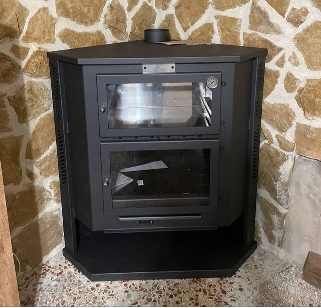 Nuova stufa a legna moderna