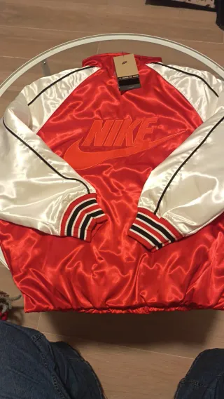 Chaqueta Nike Retro Satinada Roja y Blanca