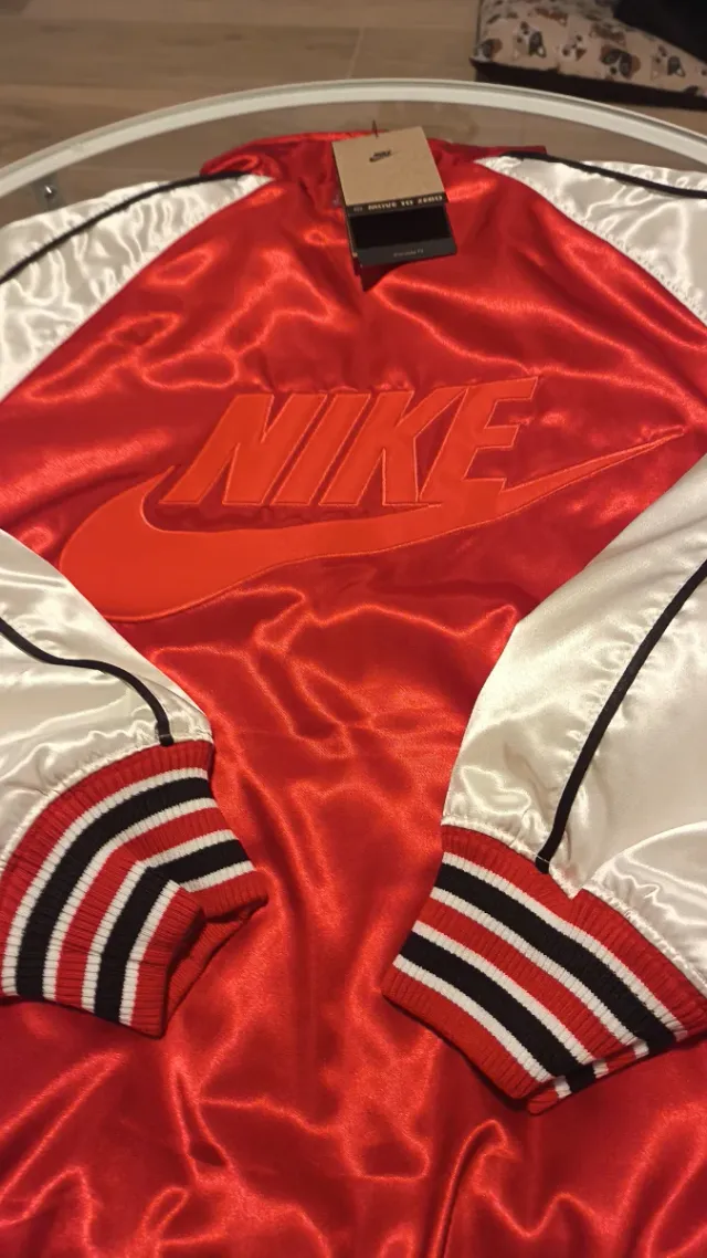 Chaqueta Nike Retro Satinada Roja y Blanca