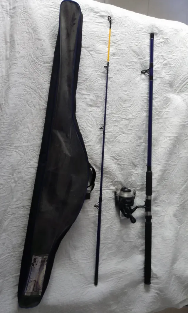 Caña de pesca con carrete y funda