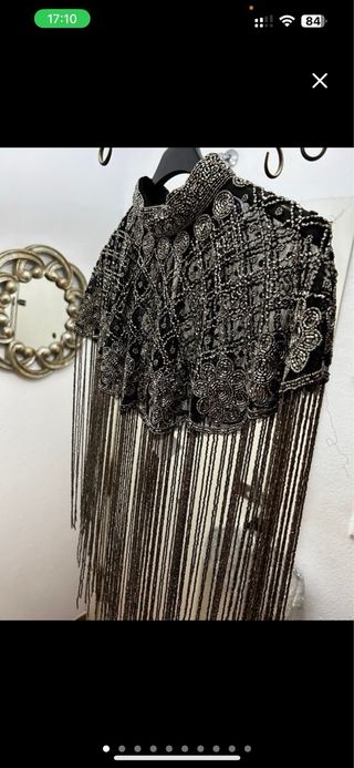 Capa de fiesta con flecos y pedrería