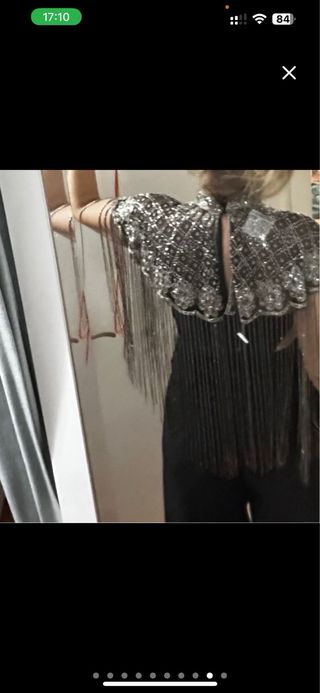 Capa de fiesta con flecos y pedrería