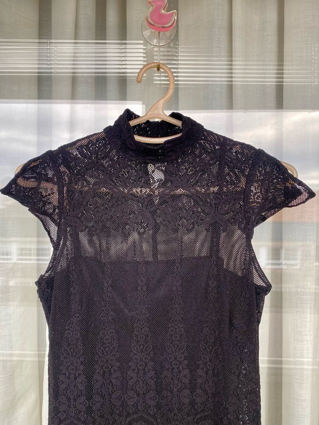 Vestido negro de encaje