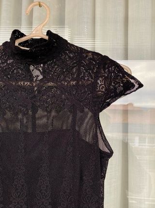 Vestido negro de encaje